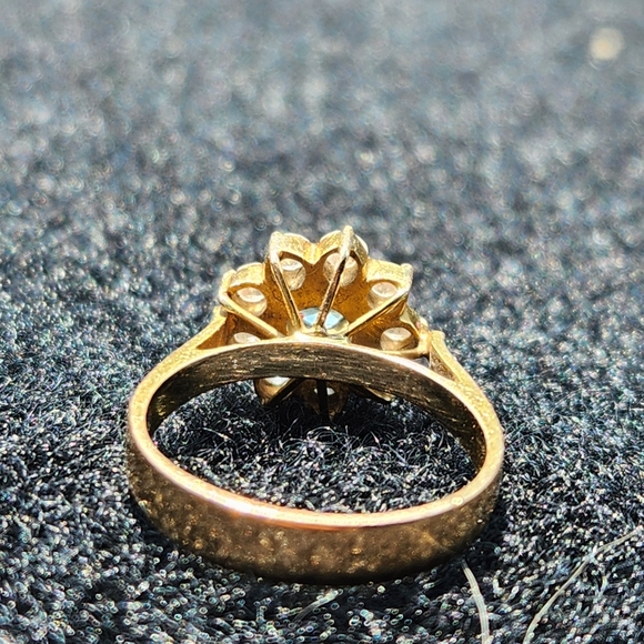 Blue and White Dimond Flower Ring on 18K Gold. It Is Made With 10 Dimonds! - Picture 3 of 3